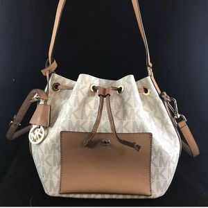 Micheal Kors Greenwich md purse.Priced to sell